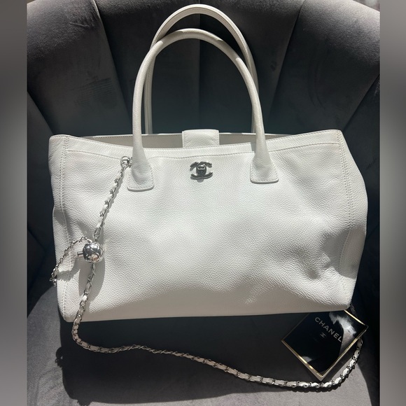 CHANEL Handbags - Chanel Executive Cerf Tote bag